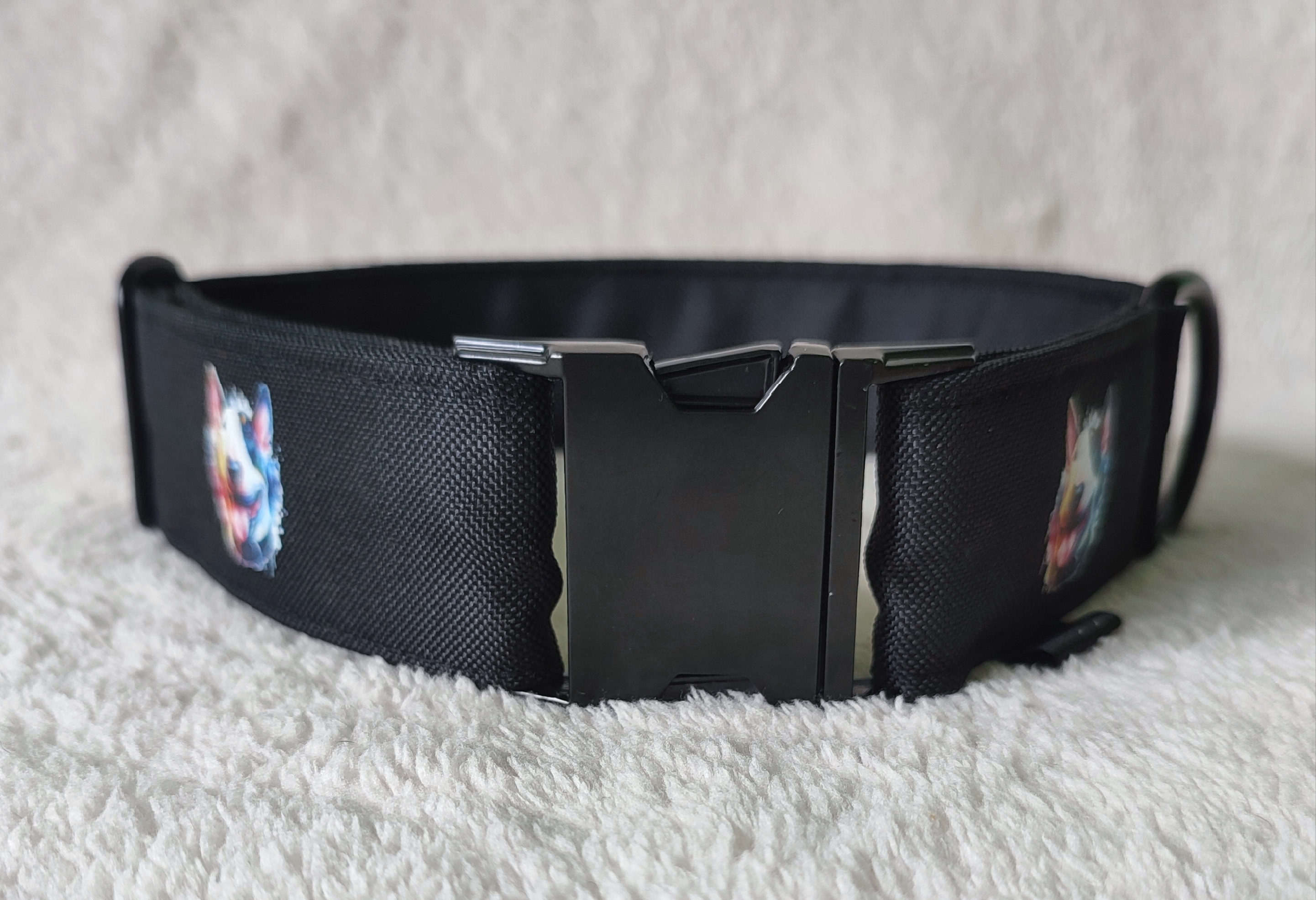 jednobarevný obojek s tiskem