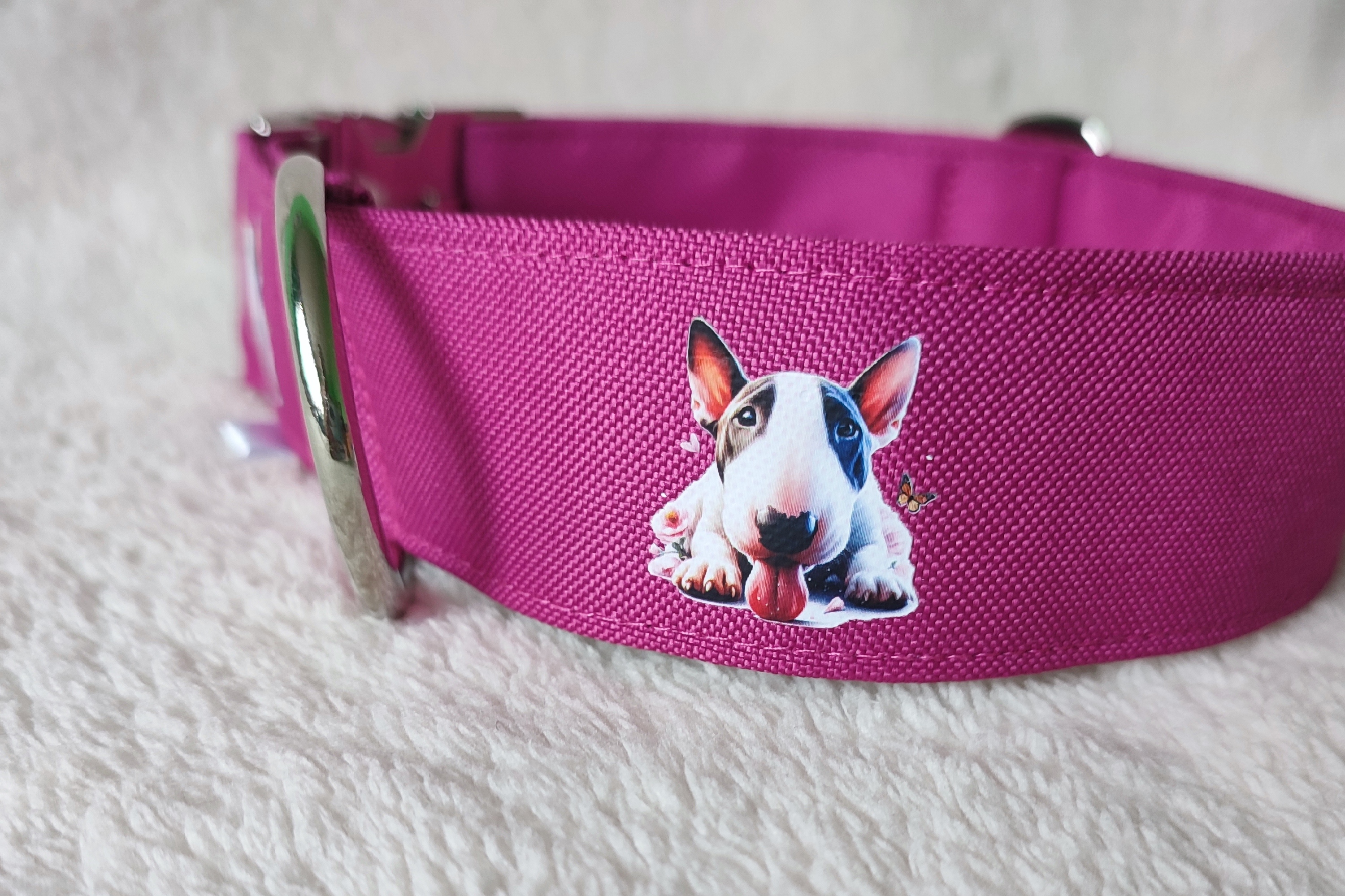 jednobarevný obojek s tiskem