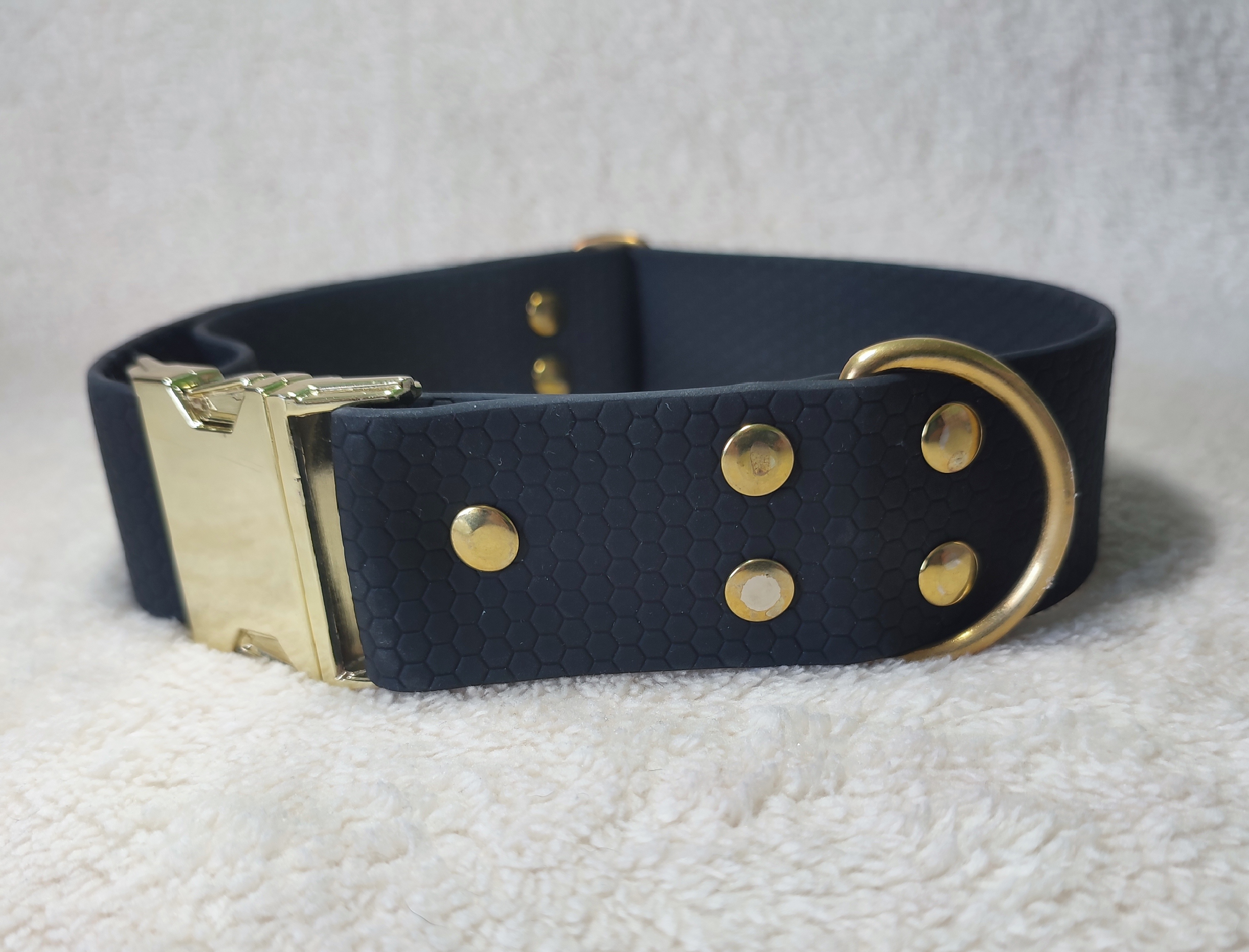 široký obojek hexa