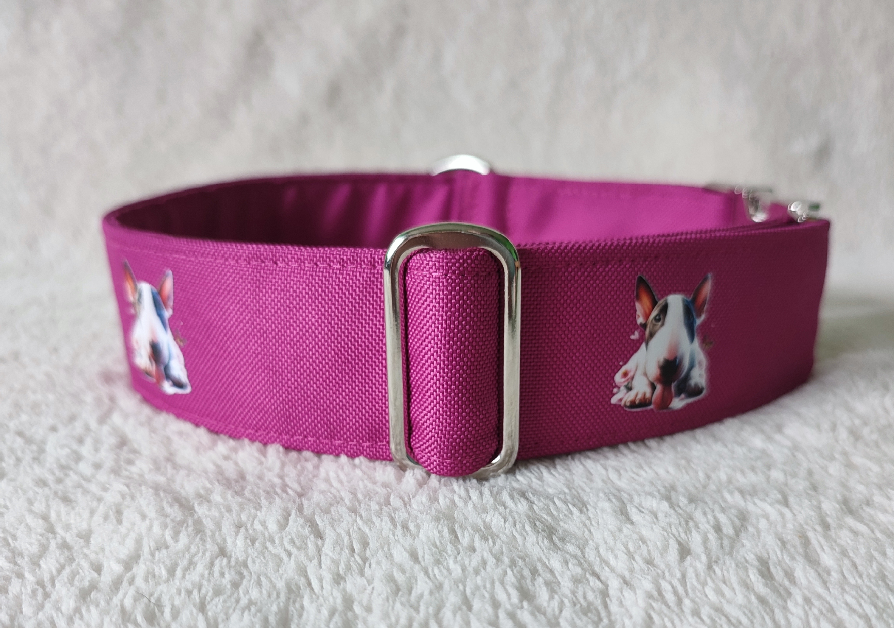 jednobarevný obojek s tiskem